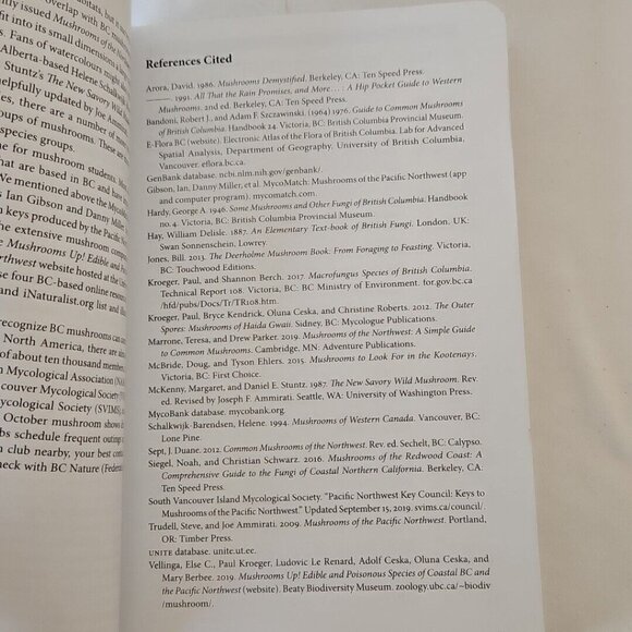 Mushrooms of British Columbia Field Guide Identification Handbook MacKinnon Andy - Picture 10 of 16